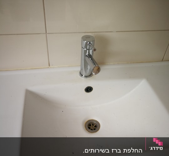 כיור עם ברז כרום ומראה